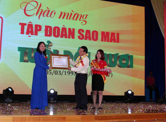 Bà Võ Thị Ánh Xuân - Ủy viên BCH Trung ương Đảng, Bí thư Tỉnh ủy An Giang trao Huân chương Lao động hạng Ba cho ông Lê Thanh Thuấn.