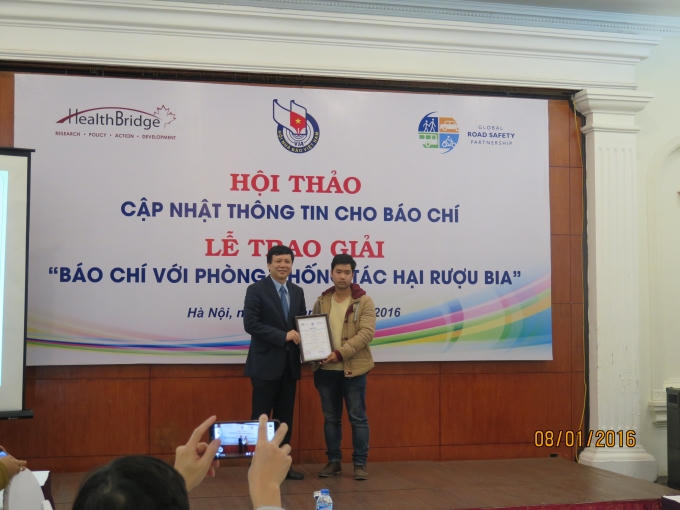 Giải A là loạt bài “Nạn rượu, bia tàn phá giống nòi Việt” của nhóm phóng viên điều tra, Báo Lao động