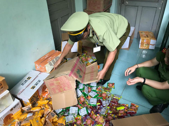 Hàng loạt các sản phẩm bánh trung thu và thực phẩm chức năng bị phát hiện không có hóa đơn chưng minh nguồn gốc xuất xứ của sản phẩm.