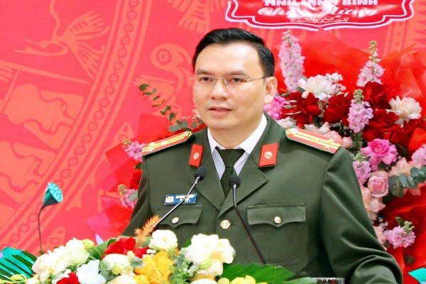 Thượng tá Cù Quốc Thắng, Bí thư Đảng ủy, Giám đốc Công an tỉnh Ninh Bình phát biểu và phát động phong trào thi đua "Vì an ninh Tổ quốc" năm 2026.