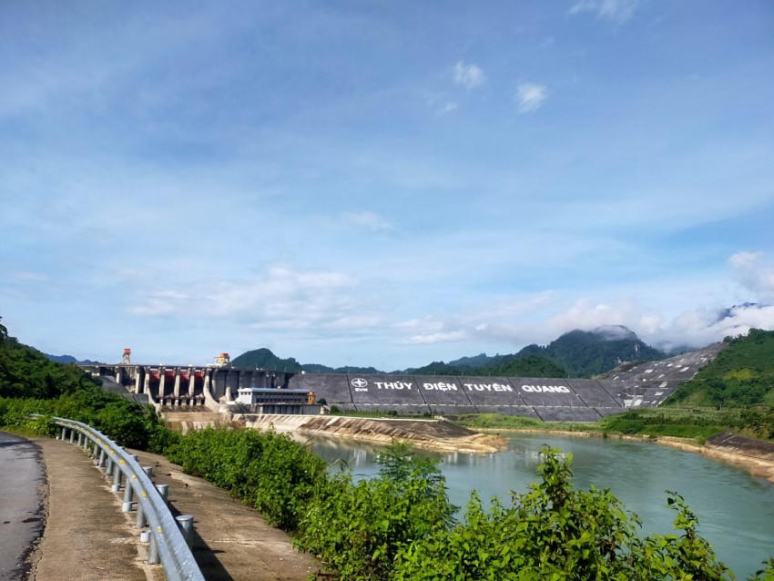 Nhà máy thủy điện Tuyên Quang trước khi xả đáy. (Ảnh: P. Họ).