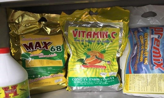 Sản phẩm xử lý môi trường vi phạm bị thu giữ (ảnh do Chi cục Thủy sản Thừa Thiên Huế cung cấp)