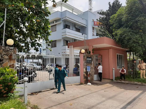 Lực lượng Công an phong tỏa hiện trường vụ nổ ở Cục thuế tỉnh Bình Dương. Ảnh: Infonet