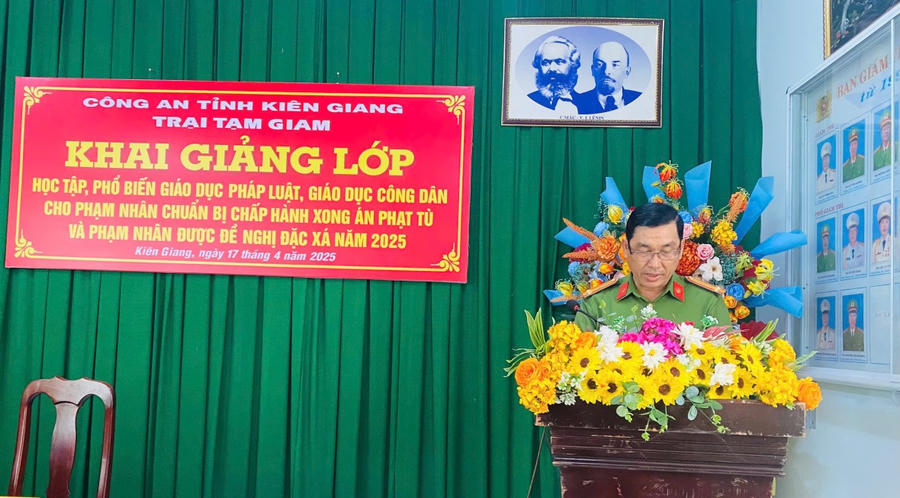 Trưởng phân trại Quản lý phạm nhân, giảng viên Nguyễn Công Khanh phát biểu tại buổi khai giảng