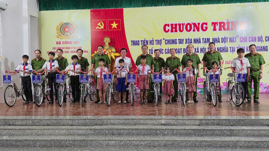 Tặng xe đạp cho học sinh có hoàn cảnh khó khăn vượt khó học tốt