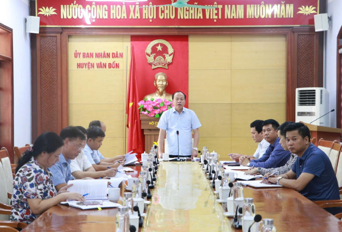 Phó Bí thư huyện uỷ, Chủ tịch UBND huyện Vân Đồn (giữa) khẳng định “Phát triển KKT với đặc trưng khu đô thị biển đảo, xanh, hiện đại, thông minh, bền vững, đô thị loại II trước năm 2030”.