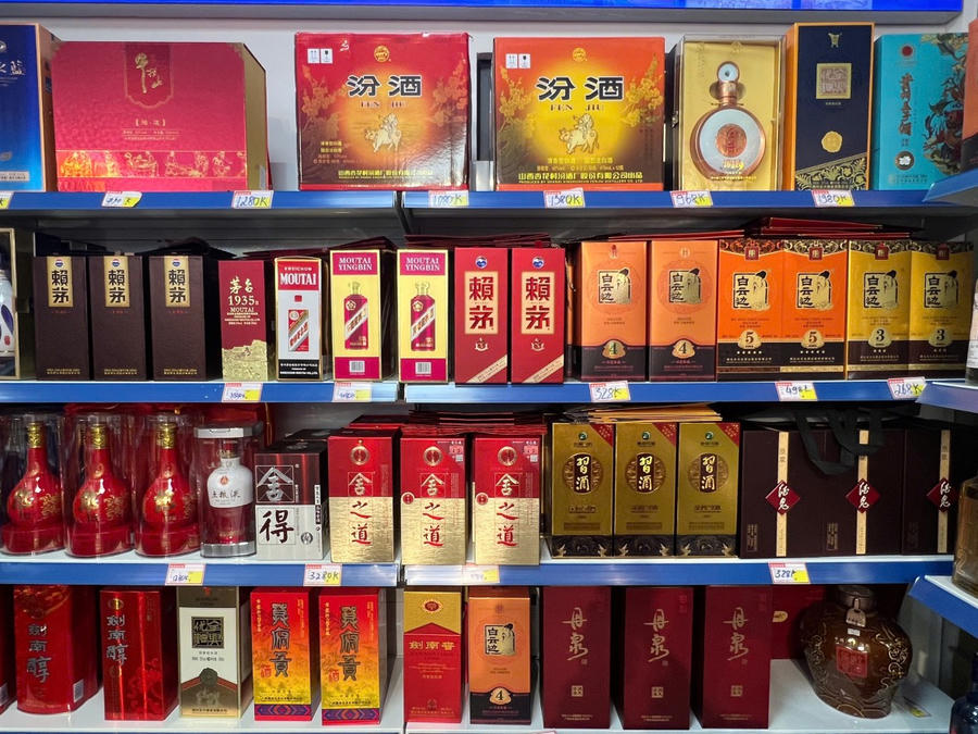 Nhưng trên tất cả các sản phẩm được bày bán đều không có nhãn phụ bằng Tiếng Việt, không có tem nhập khẩu với loại hàng đặc biệt này.