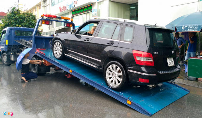Chiếc Mercedes gầm cao bị nước ngập tràn vào ống xả, phải nhờ đến hộ trên đường Minh Khai, đoạn gần chân cầu Vĩnh Tuy. (Ảnh: Zing.vn)