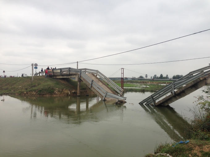 Cầu Cơn Độ (nối liền Thị xã Hồng Lĩnh đến huyện Can Lộc, Hà Tĩnh) bị gãy hoàn toàn sau cú đâm trực diện của phà sắt chở cát.