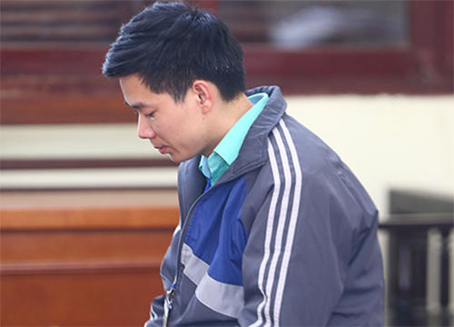 Bị cáo Hoàng Công Lương tỏ ra khá mệt mỏi.