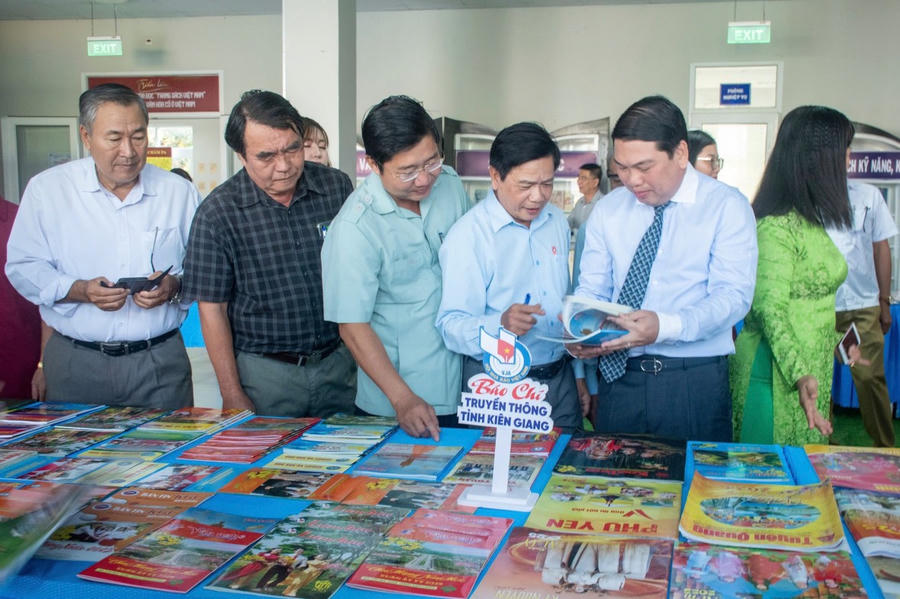 Lãnh đạo tỉnh Kiên Giang tham quan các gian hàng ấn phẩm báo chí Xuân Ất Tỵ, Ảnh: Q.TRINH