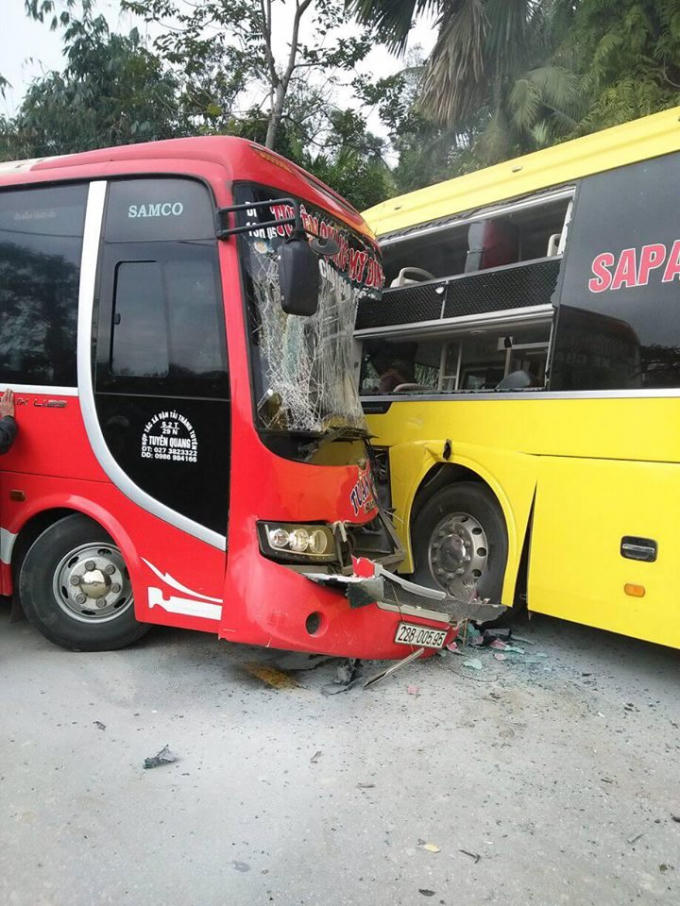 Đầu hai chiếc xe khách bị vỡ nát