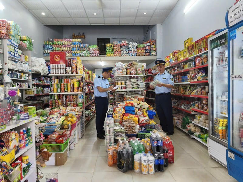 Lực lượng Quản lý thị trường kiểm tra vấn đề an toàn thực phẩm trước dịp Tết trung thu.