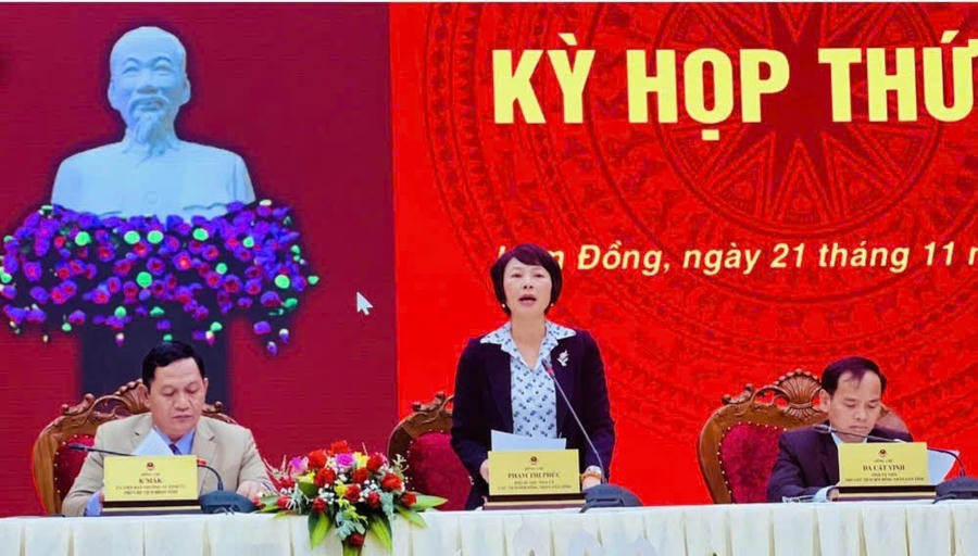 Bà Phạm Thị Phúc- Chủ tịch HĐND tỉnh phát biểu bế mạc kỳ họp. Ảnh: Báo Lâm Đồng