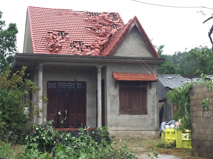 H&agrave;ng trăm nh&agrave; d&acirc;n bị lốc xo&aacute;y &ldquo;t&agrave;n ph&aacute;&rdquo; trong đ&ecirc;m