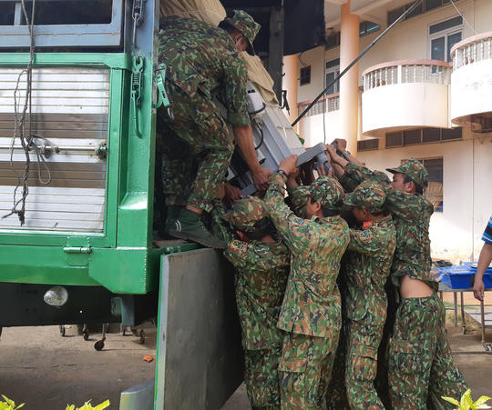 Công tác di dời được tiến hành thận trọng vì nhiều thiết bị máy móc.