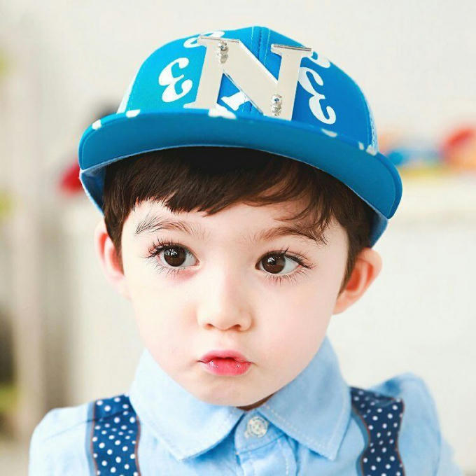 Điểm khiến nhiều người phải trầm trồ trên gương mặt của cậu bé là đôi mắt to tròn cùng hàng mi cong vút. Bên cạnh đó, Cooper còn thường xuyên "đốn tim" dân mạng bởi biểu cảm tinh nghịch, đáng yêu.