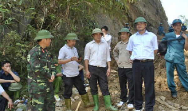 Chủ tịch UBND tỉnh Đặng Xuân Phong đứng thứ 2 từ phải sang trái đích thân đi bộ vào mỏ vàng Mà Sà Phìn, Nậm Xây, Văn Bàn. Ảnh: LN