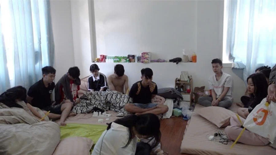 Nhóm đối tượng trong căn nhà ở Phường 11, TP Đà Lạt. Ảnh: K.L