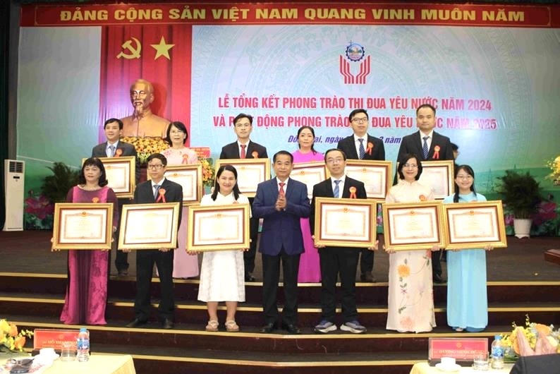 Chủ tịch HĐND tỉnh Thái Bảo trao bằng khen của Thủ tướng Chính phủ cho các tập thể xuất sắc