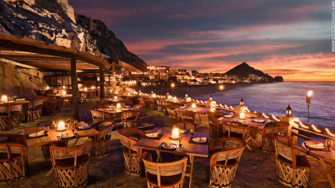 Khu nghỉ mát ở Pedregal, Mexico với bãi biển riêng biệt, những vách đá lồi lõm và hoàng hôn rực rỡ, tạo ra một đám cưới bãi biển đặc biệt lãng mạn và ấn tượng. Các buổi lễ diễn ra trên bãi biển, hoặc trên một trong những sân hiên trên mặt nước rộng rãi của khu nghỉ mát. Sau đó, các bữa tiệc được tổ chức tại El Farallón, một nhà hàng ngoài trời tuyệt đẹp được chạm khắc vào một vách đá nhìn ra Thái Bình Dương (Ảnh: CNN).