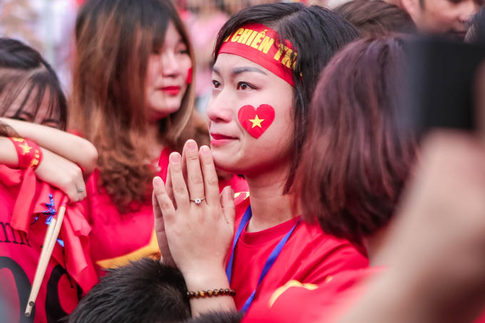 ... lo lắng khi theo dõi màn 'đấu súng'...