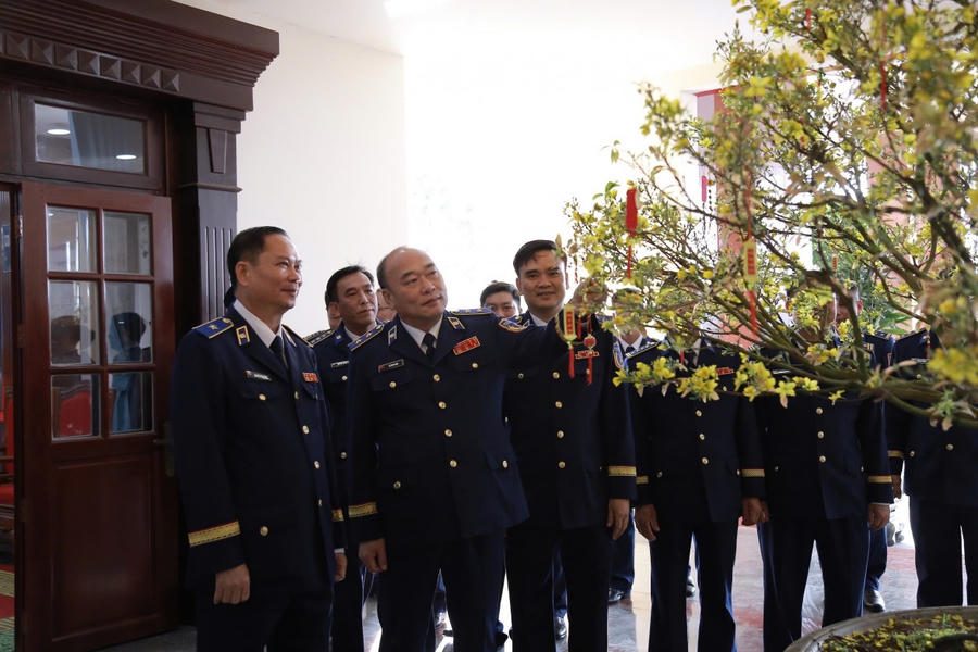 Trung tướng Lê Quang Đạo – Tư lệnh Cảnh sát biển Việt Nam kiểm tra công tác tổ chức Tết Nguyên đán Ất Tỵ 2025 của BTL Vùng Cảnh sát biển 4