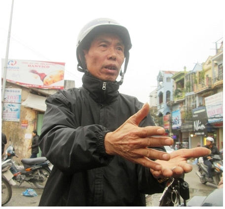 Ông Trần Đức Thiện, chủ quầy hàng đồ khô trao đổi với PV.