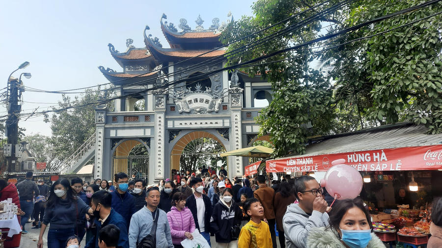 Phủ Tây Hồ là một trong những chốn linh thiêng trong hệ thống đình, đền, chùa, phủ ở Hà Nội. Chính vì vậy mà những ngày đầu năm người dân thường lựa chọn đến đây để dâng lễ cầu bình an, du xuân.
