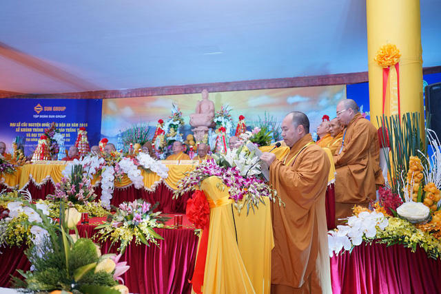 Đức Hòa Thượng Thích Đức Thiện phát biểu tại Đại Lễ.