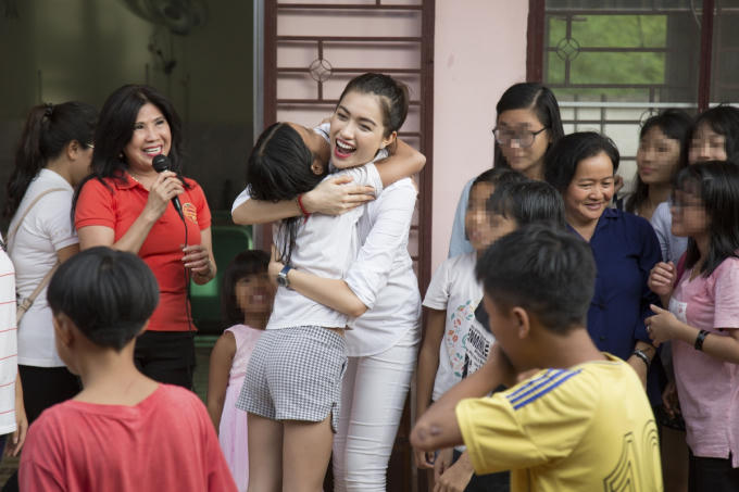 &Aacute; hậu Lệ Hằng tận t&igrave;nh nấu ăn cho trẻ em nhiễm HIV