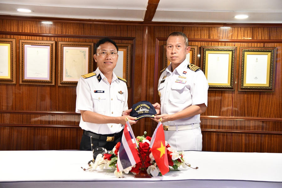 Thuyền trưởng Tàu FFG-421 tặng quà lưu niệm Đại tá Ngô Văn Thành