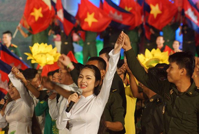 uổi trẻ hai nước tham gia Dạ hội thanh niên Quân đội Việt Nam - Campuchia “Chung dòng Mê Kông - Nghĩa tình sâu nặng” trong Năm Hữu nghị Việt Nam - Campuchia 2017 tại TPHCM. Ảnh: NGUYỄN MINH