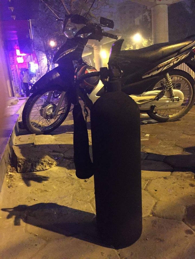 Bình cứu hỏa tại cửa hàng cũng bị "bà hỏa" thiêu đen thui.