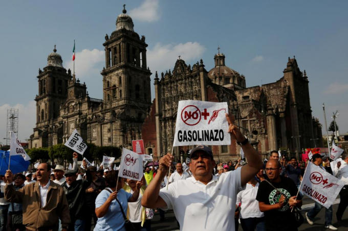 Kể từ ngày 1/1, chính phủ Mexico thông báo tăng giá xăng lên 20% do tập đoàn dầu lửa Pemex không còn khả năng cung cấp nhiên liệu cho các trạm xăng. Hàng ngàn người biểu tình đã đổ ra đường biểu tình chống chính phủ khiến giao thông tắc nghẽn. (Ảnh: Reuters)