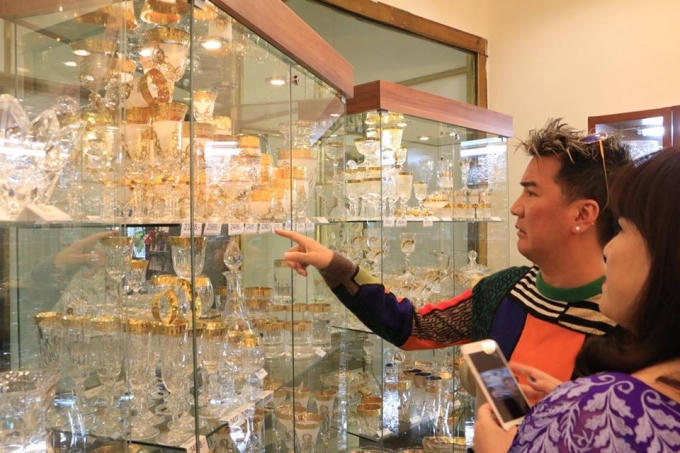 Mr.Đ&agrave;m gom đồ gi&aacute;ng sinh trước khi rời Tiệp Khắc