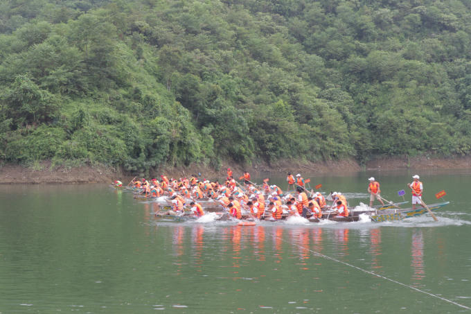 Cac doi tap trung tap luyen tai long ho Thuy dien Song Chung