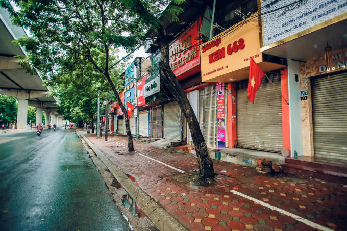 Đa số các cửa hàng kinh doanh đều đóng cửa nghỉ lễ, con đường cũng vắng người qua lại.