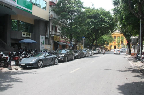 Hà Nội dự kiến quy định xe ôtô chỉ được đỗ một bên lề đường theo ngày. Trong ảnh là ôtô đỗ ở phố Dã Tượng ngày 15/8. Ảnh: Võ Hải.
