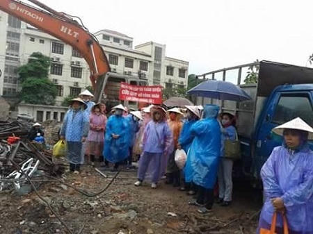 H&agrave;ng trăm c&ocirc;ng nh&acirc;n C&ocirc;ng ty Dệt M&ugrave;a Đ&ocirc;ng &ldquo;đội mưa&rdquo; đ&ograve;i quyền lợi