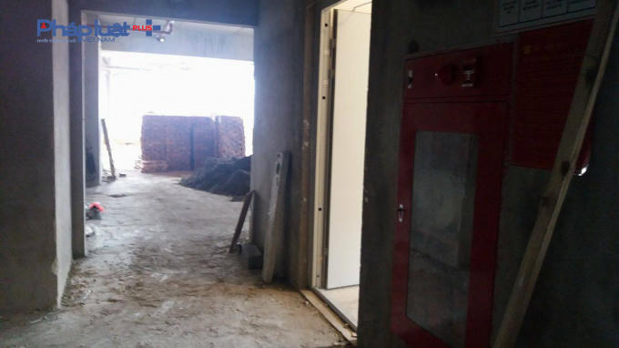 Tòa nhà vẫn đang trong quá trình xây dựng tại nhiều hạng mục vẫn đang thi công dở dang.