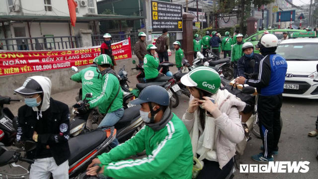Chạy Grab, Uber 7 ngày Tết bằng 2 tháng lương viên chức làm việc cực nhọc.