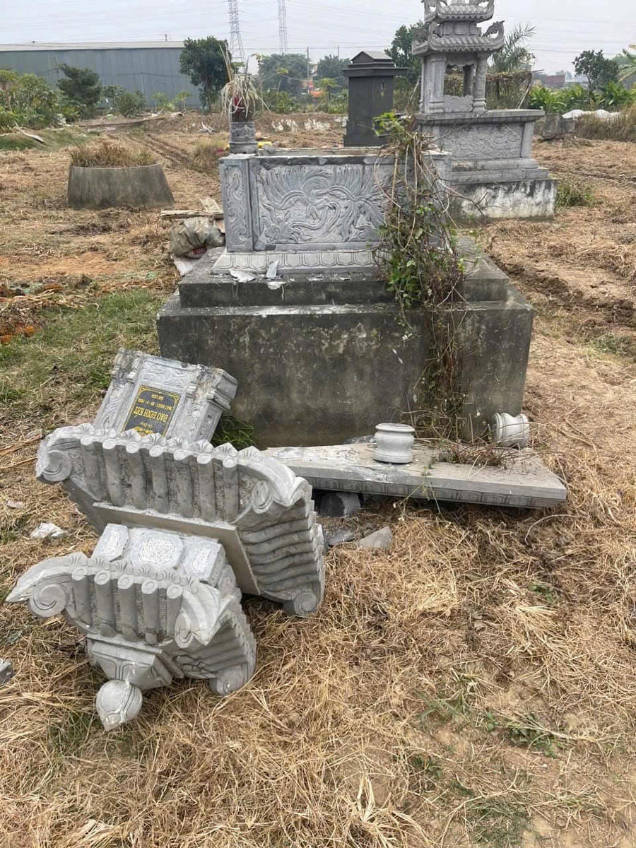 Ngôi mộ của gia đình ông Đào Đình Vinh bị Thiêm xâm phạm.