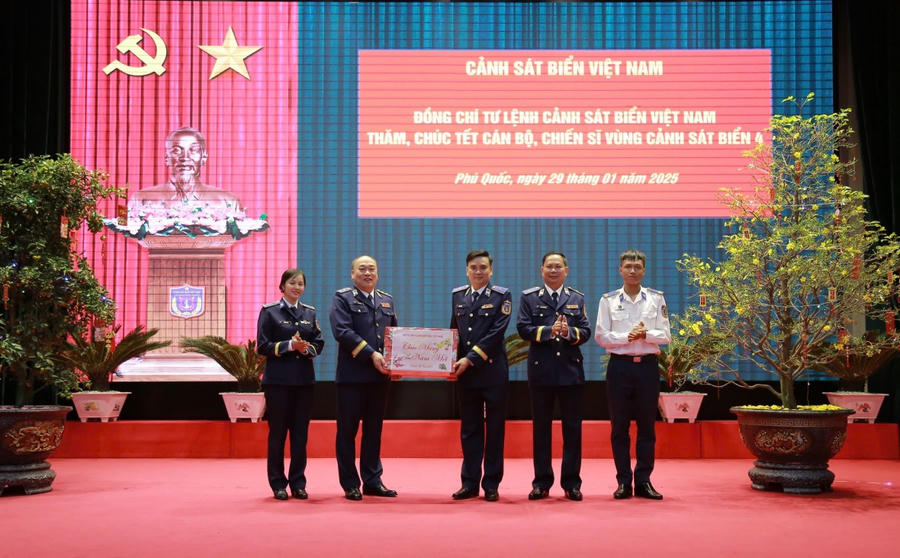 Trung tướng Lê Quang Đạo – Tư lệnh Cảnh sát biển Việt Nam tặng quà chúc mừng năm mới cán bộ, chiến sĩ BTL Vùng Cảnh sát biển 4