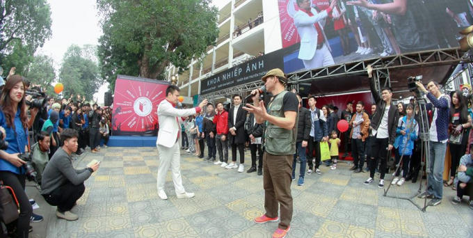  Nghệ sĩ Tự Long, nghệ sĩ Xuân Bắc, với tư cách là thành viên tư vấn tuyển sinh tại Ngày hội tuyển sinh năm 2018 của Trường Đại học Sân khấu Điện ảnh Hà Nội,