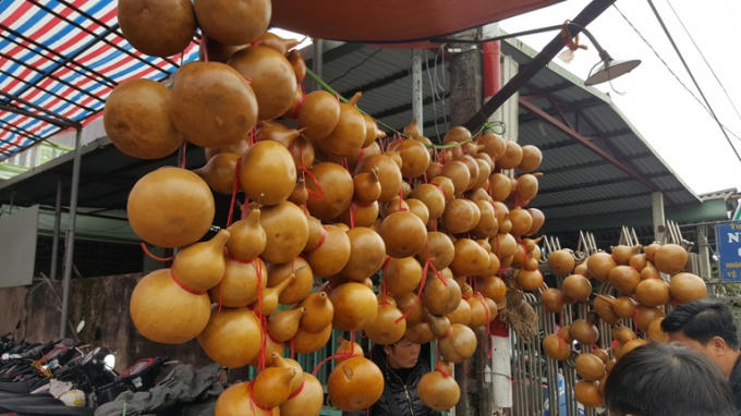 Phong ph&uacute; h&agrave;ng h&oacute;a tại phi&ecirc;n chợ &ldquo;mua may, b&aacute;n rủi&rdquo;