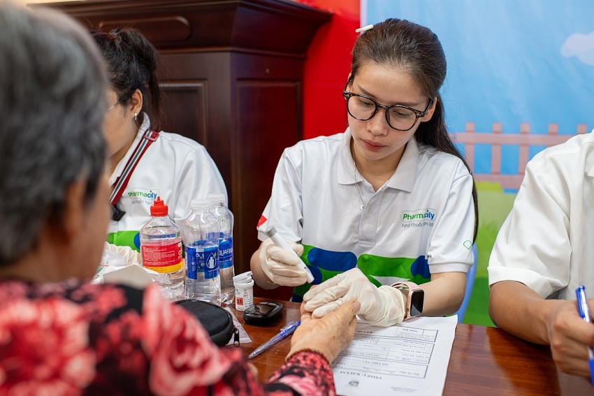 Dược sĩ Pharmacity phối hợp cùng các bác sĩ bệnh viện 19-8 khám tập trung cho hơn 300 người dân thuộc diện chính sách trên địa bàn xã Vĩnh Linh.