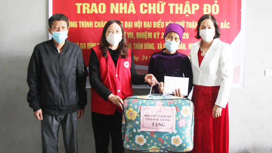 Bà Trần Thị Phượng (ngoài cùng bên phải) phối hợp trao nhà chữ thập đỏ cho người dân tại xã Hương Gián (Yên Dũng).