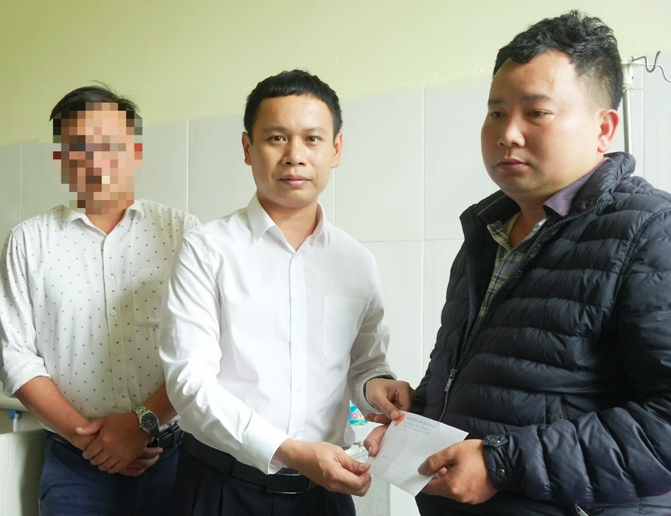 Phó Chủ tịch UBND thị xã Sa Pa Cao Bá Quý thăm, động viên anh Nguyễn Mạnh Trường (Ảnh: UBND thị xã Sa Pa).