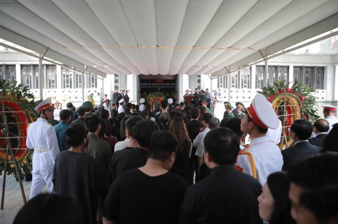 Đông đảo đại diện các tỉnh thành đến viếng Chủ tịch Nước. Ảnh: Đăng Huỳnh